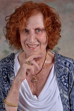 Florence Kastriner interpreta Suburban Mom