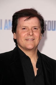 Trevor Rabin interpreta Trevor (Lead Guitar)