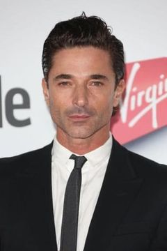 Jake Canuso interpreta Waiter in Florence Café
