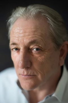 Mark Wingett interpreta Bailiff #1