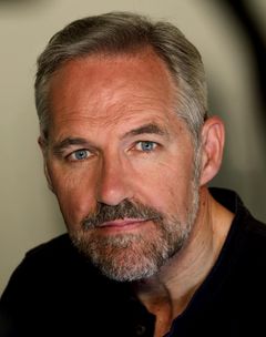 Peter Vollebregt interpreta George Howe
