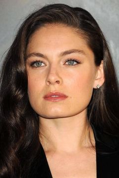 Alexa Davalos interpreta Kristin Gaines