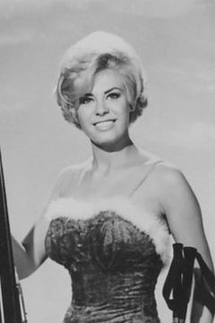 Arlene Charles interpreta Bikini Girl (uncredited)