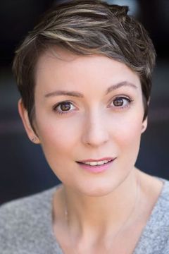 Natalie Moon interpreta Cynthia