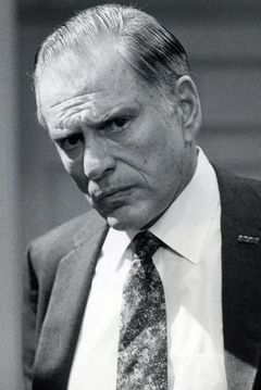 G. D. Spradlin interpreta Harry Thurmont