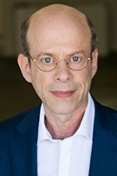 Steven Hack interpreta Dr. Malin
