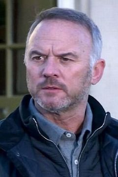 Mark Womack interpreta Fergus