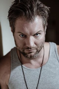 Kyle Cassie interpreta Barker
