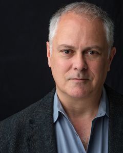 Matthew Arkin interpreta Doctor