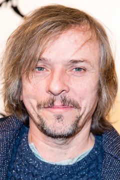 Pascal Demolon interpreta Romain