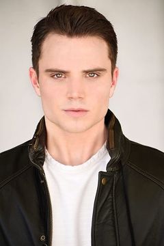 Cameron Deane Stewart interpreta Tom