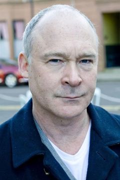Ewan Stewart interpreta Harris