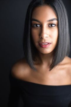 Alice Hamid interpreta Holly