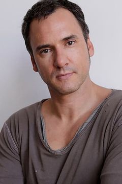 Matthew Dyktynski interpreta Floor Manager