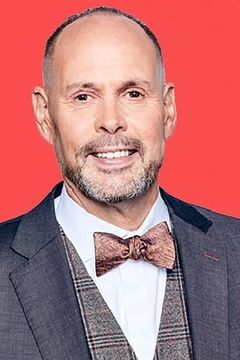Ernie Johnson interpreta Game Announcer