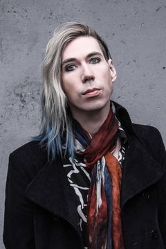 Josh Ramsay interpreta Banshee (voice) (uncredited)