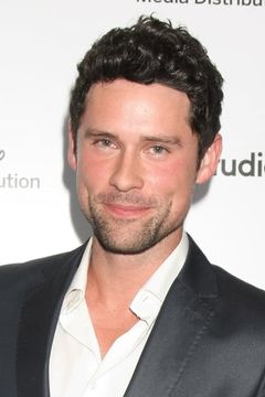 Benjamin Hollingsworth interpreta Charlie Riggs