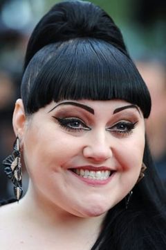 Beth Ditto interpreta Reba