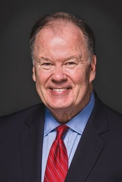 Dennis Haskins interpreta Mr. Kohls