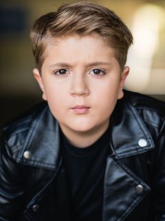 Bryson JonSteele interpreta Noah