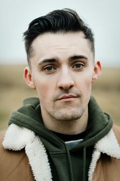 Conor McCarry interpreta Ronnie