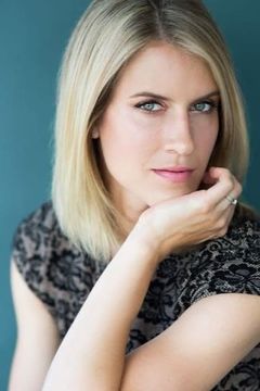Alison Wandzura interpreta Paramedic #1