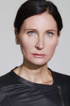 Stephanie Engel interpreta Ärztin
