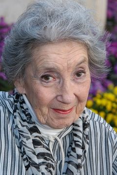 Frances Bay interpreta Mrs. Milo