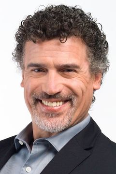 Julio Milostich interpreta Radio Interviewer