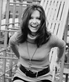 Glenys O'Brien interpreta Brunette Girl (uncredited)