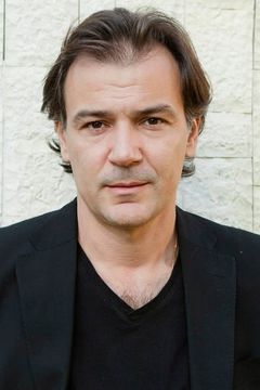 Genti Kame interpreta Adrian