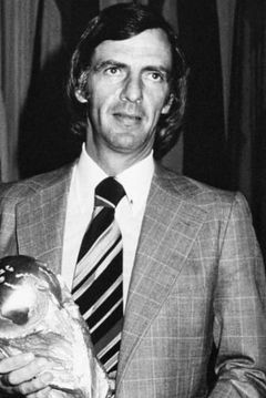 César Luis Menotti interpreta Self