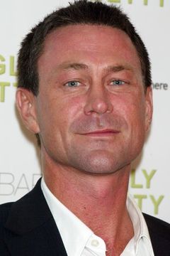 Grant Bowler interpreta Degraves