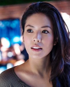 Yvonne Lu interpreta Stephanie