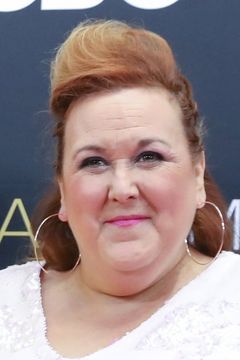 Sharron Matthews interpreta Flo