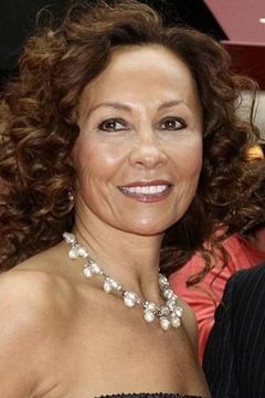 Vanya Seager interpreta Girl Who Kisses Henchman (uncredited)