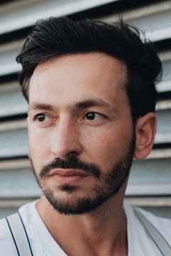 Arnel Taci interpreta Costa Papavassilou