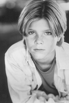 Alex Black interpreta Young Chris