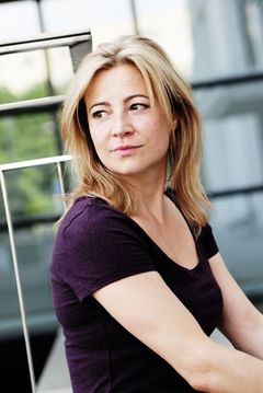Sabrina Rattey interpreta German Civilian (uncredited)