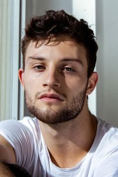 Nick Romeo Reimann interpreta Hannes
