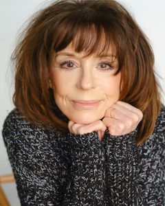 Suzanne Ford interpreta Mrs. Henley