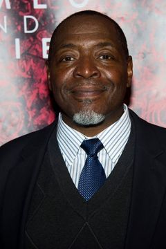 Chuck Cooper interpreta James Washington