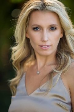 Brooke Josephson interpreta Liz