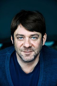 Roeland Wiesnekker interpreta Georg