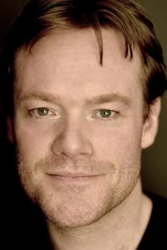 Peter Gaynor interpreta Nathan the Neighbour