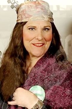 Nina Kircher interpreta Russian Woman