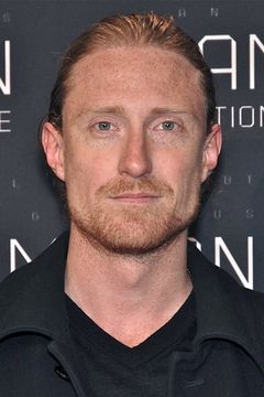 Peter Eggers interpreta Leo