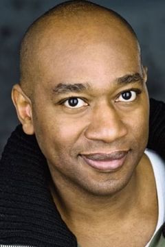 Marc Damon Johnson interpreta Omer