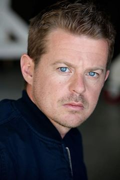 Erik MacArthur interpreta Sp4 Russell Adams