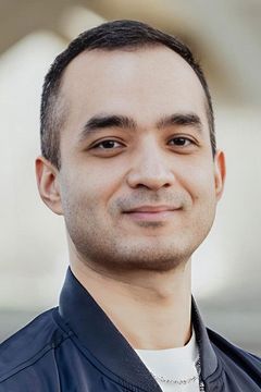 Alicher Adill interpreta Aziz